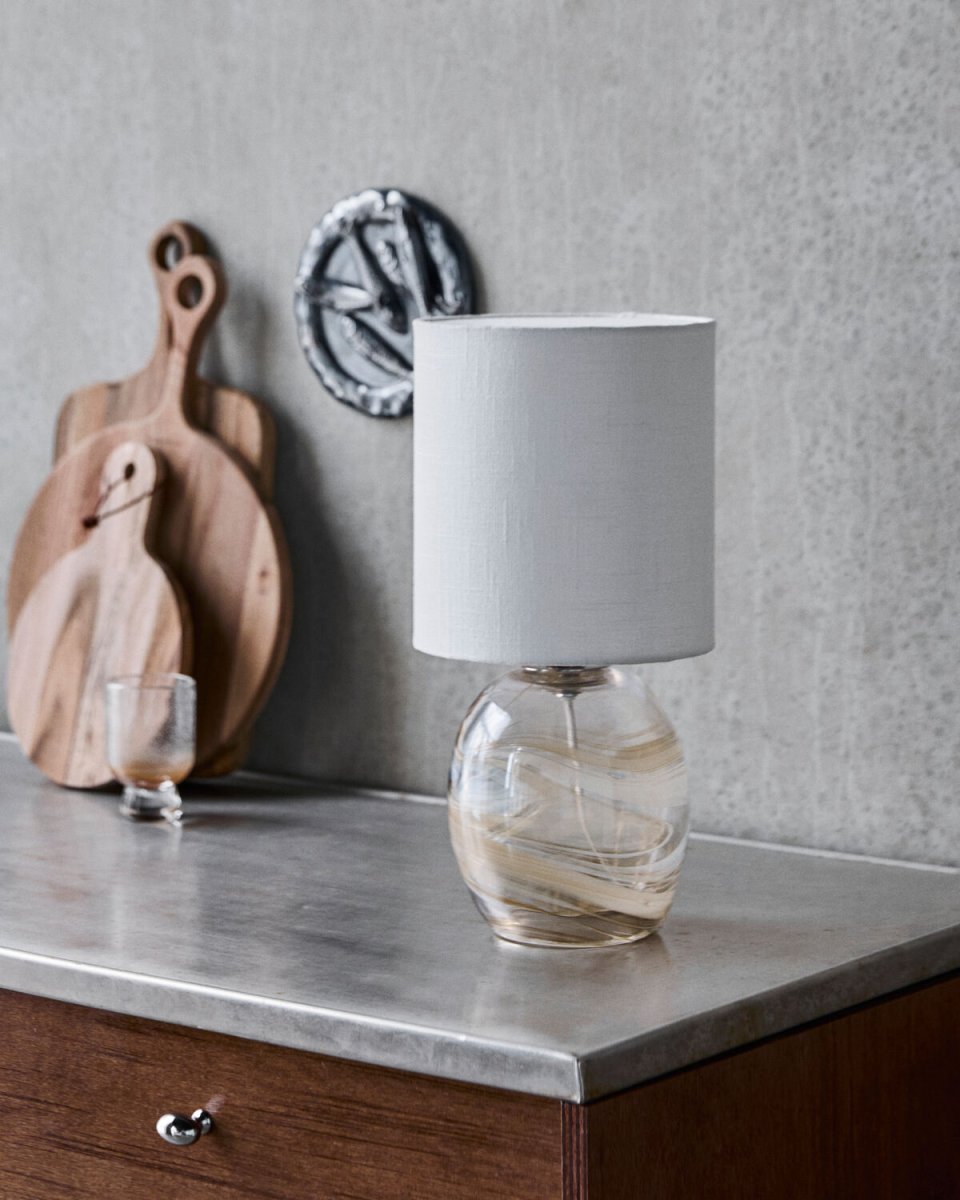 Hite 44cm Blanquecino lámpara de mesa De House Doctor - Su base redonda de vidrio est&aacute; adornada con un hermoso dise&ntilde;o en espiral de color blanco crema, lo que hace que cada pieza sea &uacute;nica y le da a la l&aacute;mpara un aspecto vibrante.