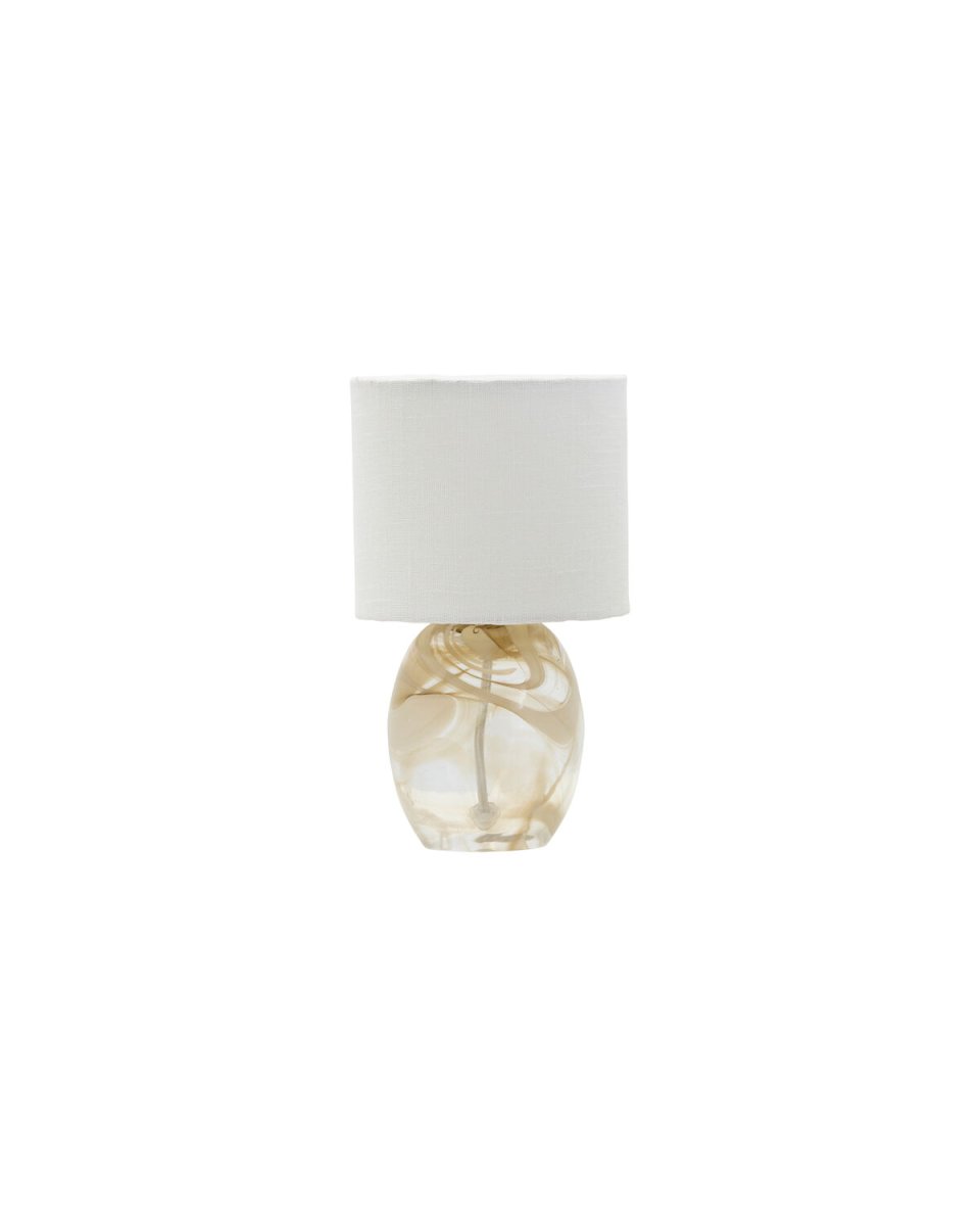 Hite 28cm Blanquecino lámpara de mesa De House Doctor - Su base redonda de vidrio est&aacute; adornada con un hermoso dise&ntilde;o en espiral de color blanco crema, lo que hace que cada pieza sea &uacute;nica y le da a la l&aacute;mpara un aspecto vibrante.