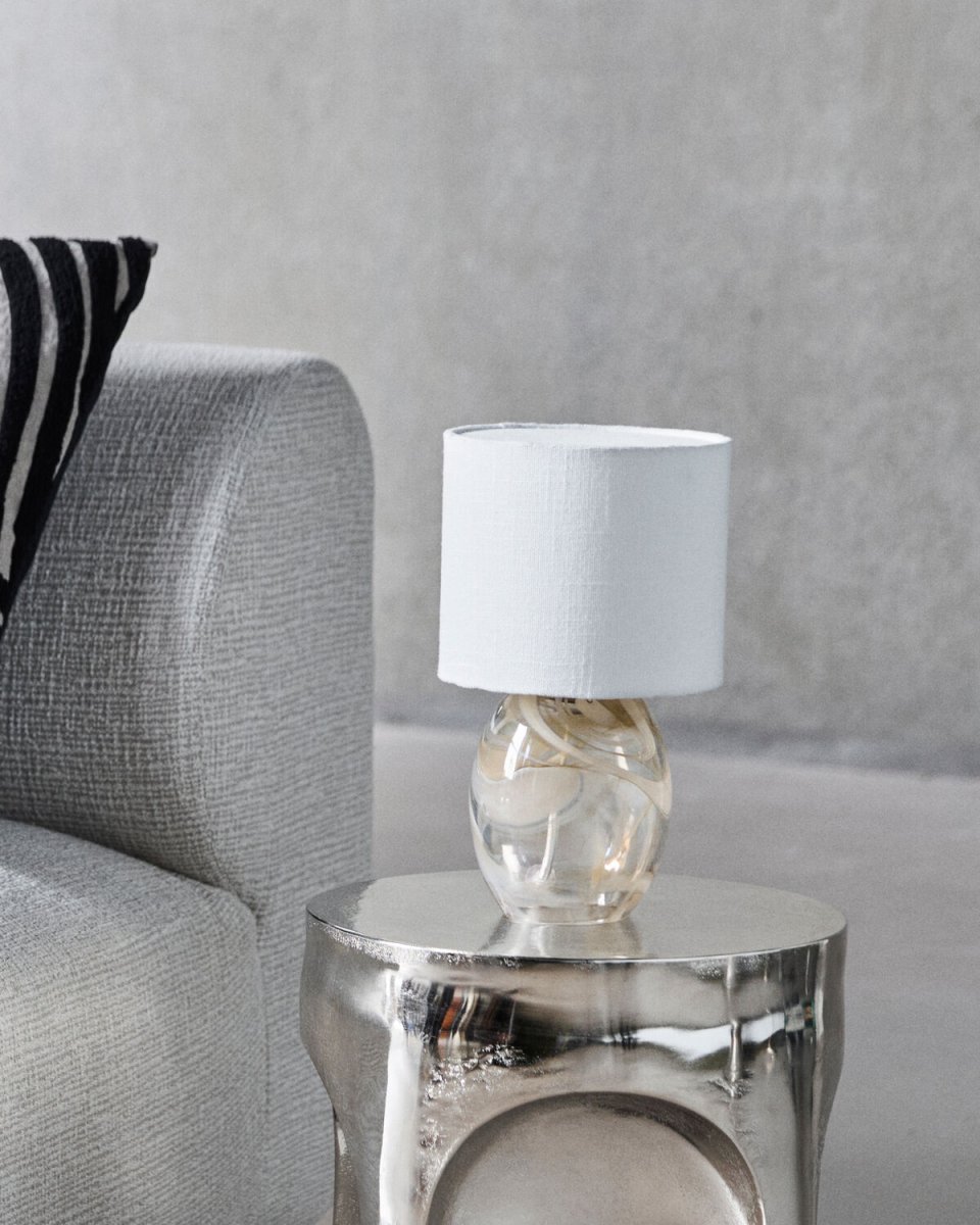 Hite 28cm Blanquecino lámpara de mesa De House Doctor - Su base redonda de vidrio est&aacute; adornada con un hermoso dise&ntilde;o en espiral de color blanco crema, lo que hace que cada pieza sea &uacute;nica y le da a la l&aacute;mpara un aspecto vibrante.