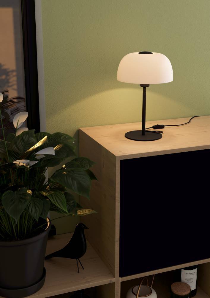 Solo 40cm Negro lámpara de mesa De Eglo - La pantalla blanca contribuye a una distribuci&oacute;n suave de la luz y crea una iluminaci&oacute;n atmosf&eacute;rica que se adapta perfectamente tanto a salas de estar como a dormitorios.