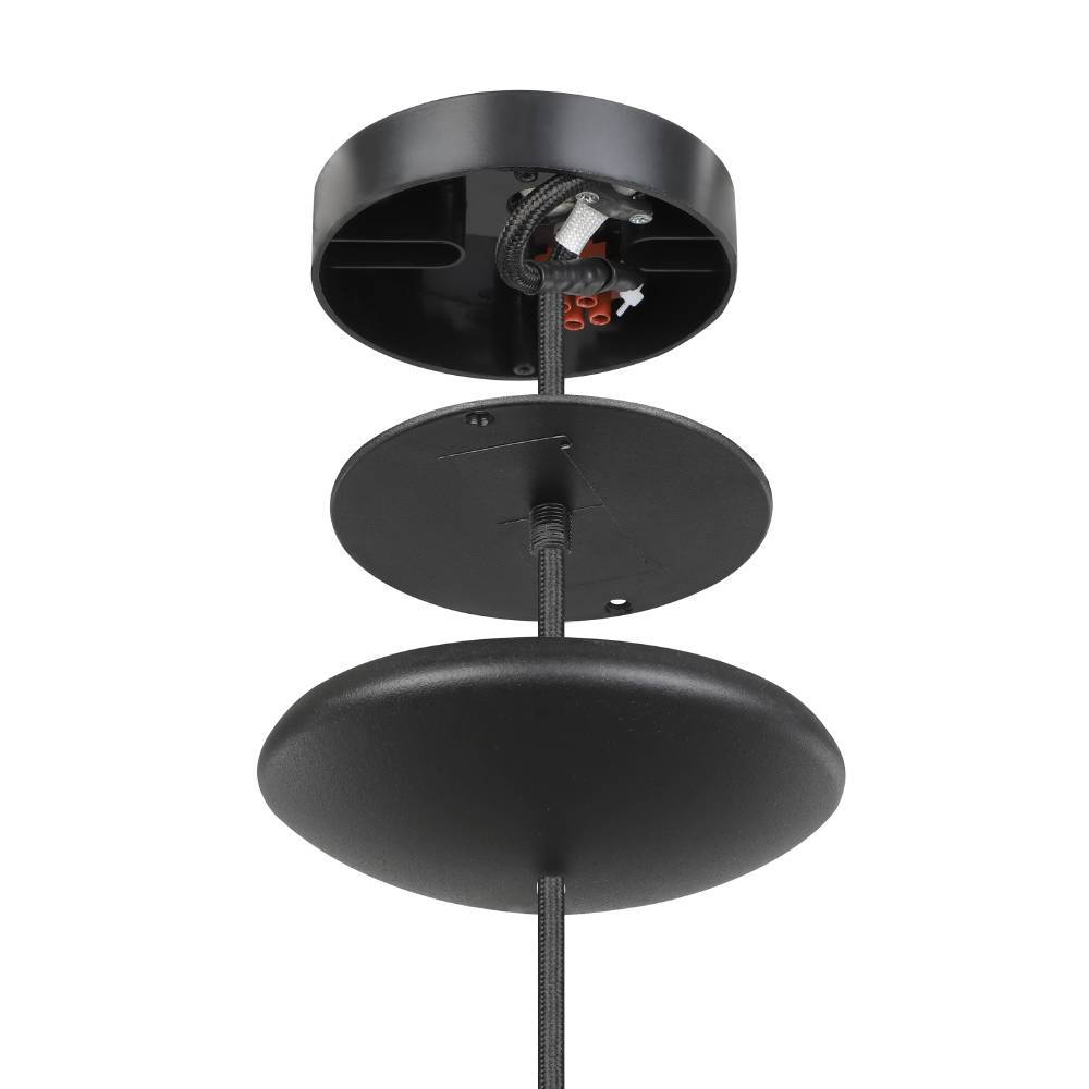 Sabinar Ø18 Negro Lámpas de techo De Eglo - La pantalla negra combinada con detalles de madera crea un aspecto elegante y nórdico que encaja perfectamente en la cocina, la mesa del comedor o como foco decorativo.