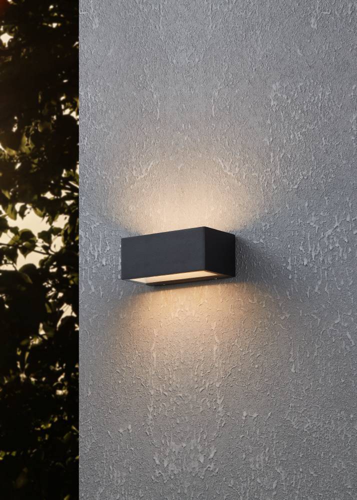 Spongano Negro lámpara de exterior De Eglo - Esta lámpara de pared tiene una carcasa cuadrada de aluminio en color negro y una pantalla de plástico transparente.