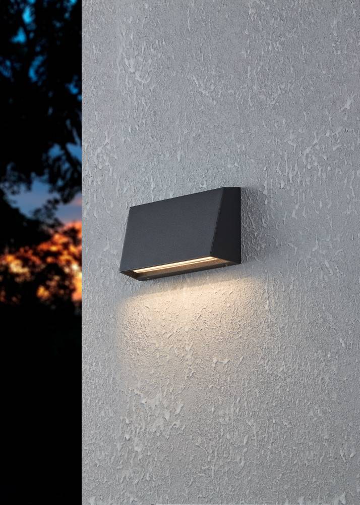 Spongano Negro lámpara de exterior De Eglo - Esta lámpara de pared tiene una carcasa cuadrada de aluminio en color negro y una pantalla de plástico transparente.