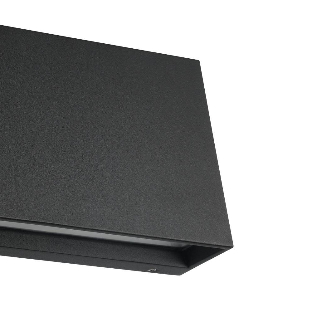 Spongano Negro lámpara de exterior De Eglo - Esta lámpara de pared tiene una carcasa cuadrada de aluminio en color negro y una pantalla de plástico transparente.