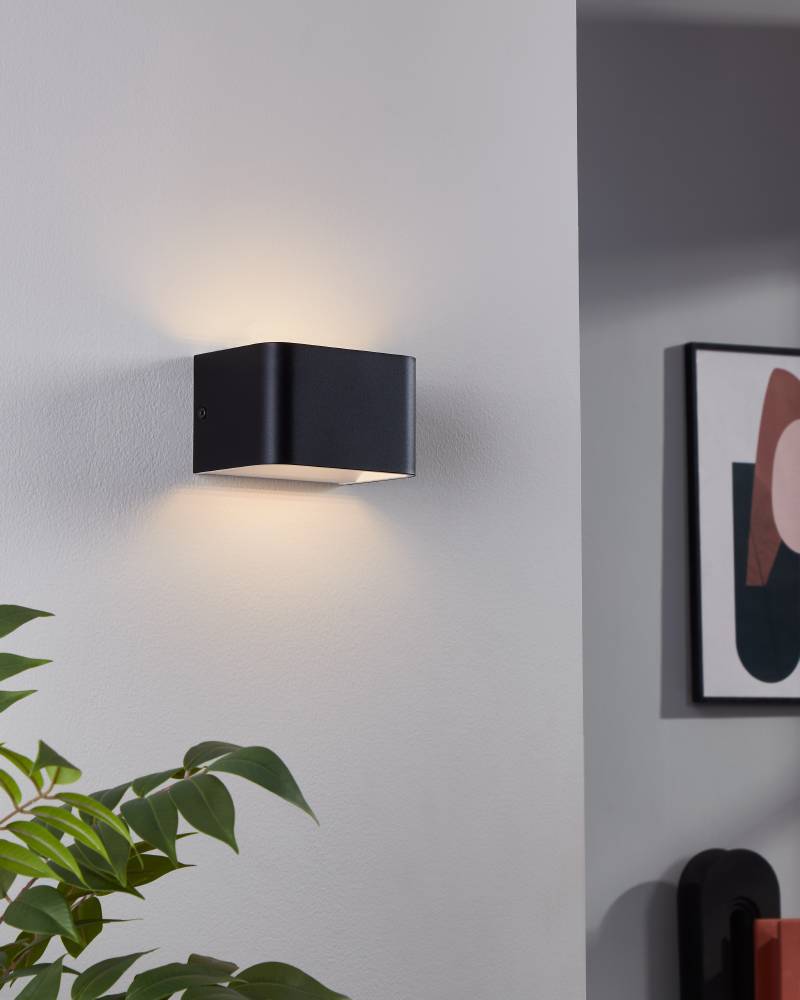 Sania 13cm Negro lámpara de pared De Eglo - Esta moderna l&aacute;mpara de pared en color negro ofrece un dise&ntilde;o minimalista y elegante que se adapta perfectamente a la mayor&iacute;a de estilos de interiores.