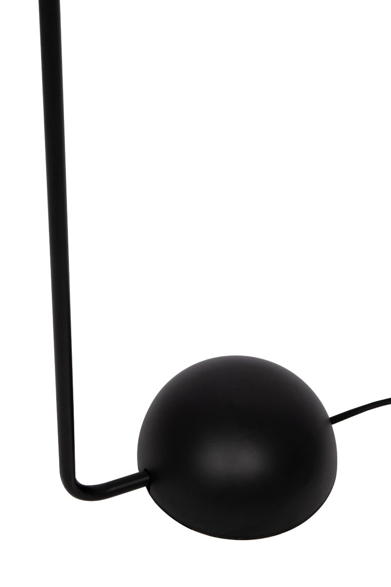 Swan Negro lámpara de pie De Globen Lighting - La lámpara está hecha de metal negro con detalles de latón cepillado y cuenta con un cable textil negro de 200 cm de largo con un interruptor de pie.