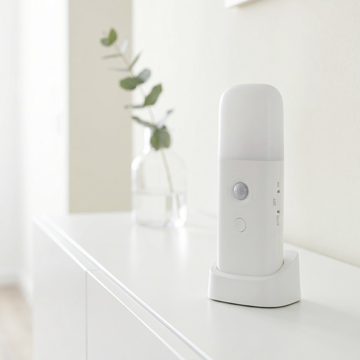 Merta Blanco portátil De Eglo - Merta cuenta con un sensor de movimiento y luz integrado, así como un interruptor de encendido/apagado de tres posiciones: ENCENDIDO, APAGADO y AUTOMÁTICO.