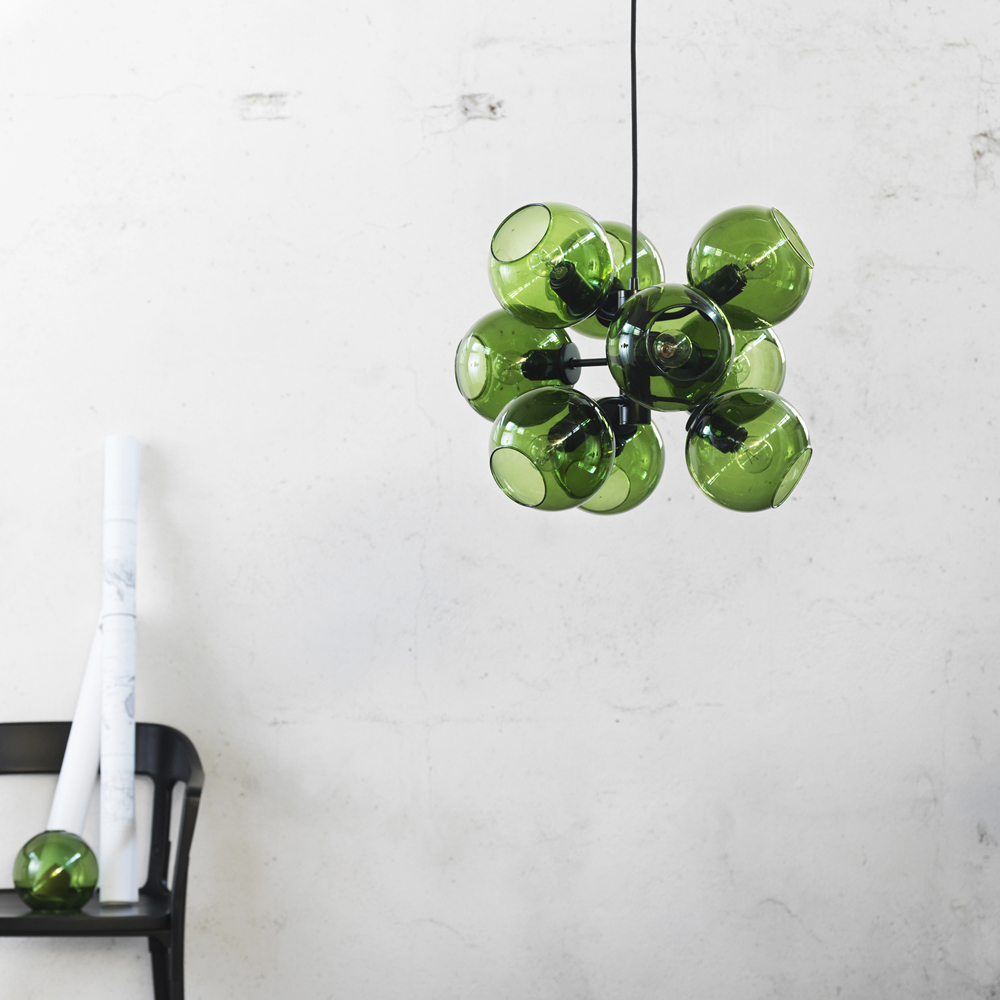 Tage 50 Ø45 Verde Lámpas de techo De CO Bankeryd - La lámpara es adecuada para colgarla más arriba en el techo del salón, en el dormitorio para una iluminación general suave o encima de la mesa del comedor, donde adquiere un papel destacado y se convierte en un llamativo elemento expresivo.
