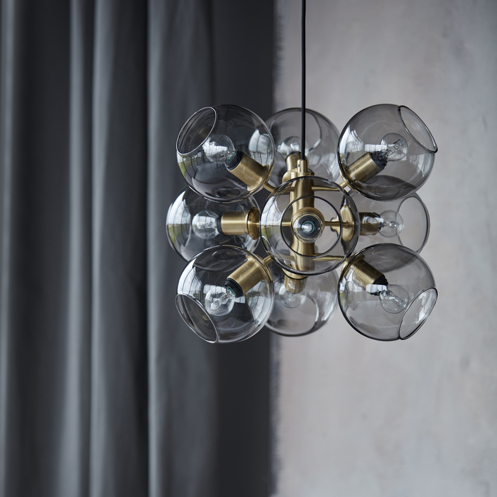 Tage 50 Ø45 Latón Lámpas de techo De CO Bankeryd - La lámpara es adecuada para colgarla más arriba en el techo del salón, en el dormitorio para una iluminación general suave o encima de la mesa del comedor, donde adquiere un papel destacado y se convierte en un llamativo elemento expresivo.