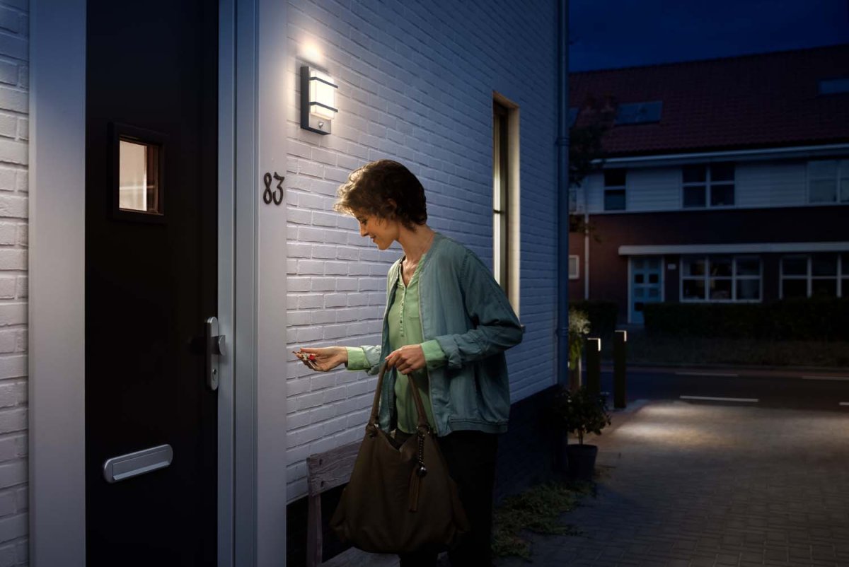 Petronia Antracita lámpara de exterior De Philips - Emite una potente luz blanca cálida indirecta y tiene un detector de movimiento que enciende automáticamente la fuente de luz cuando hay alguien cerca.