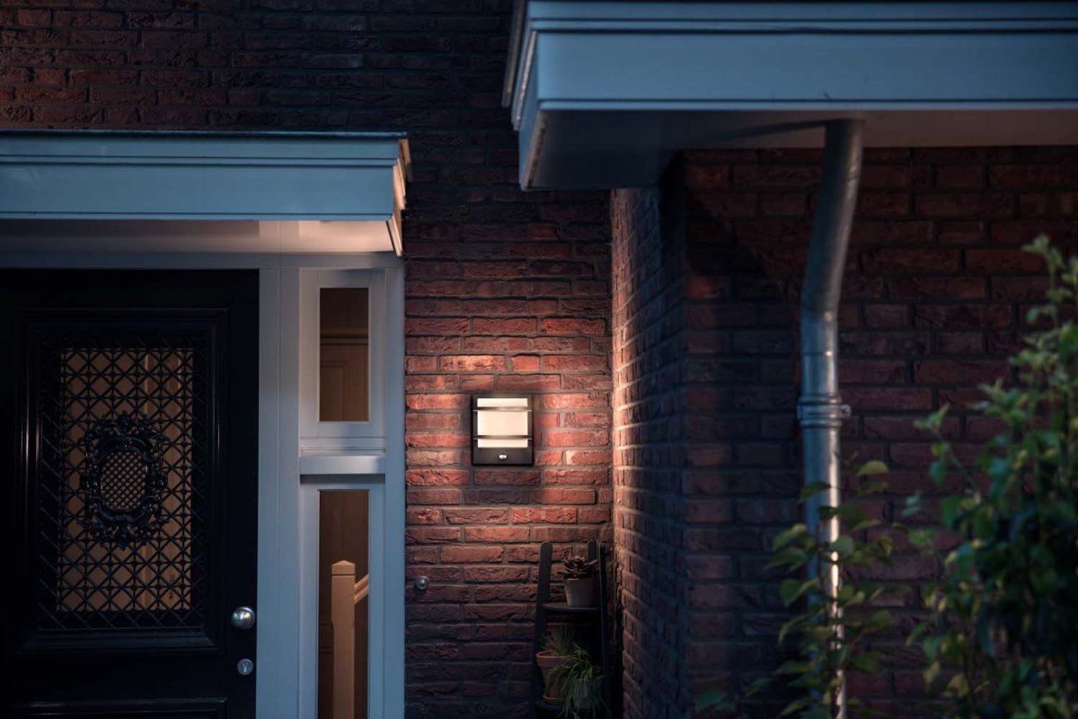 Petronia Antracita lámpara de exterior De Philips - Emite una potente luz blanca cálida indirecta y tiene un detector de movimiento que enciende automáticamente la fuente de luz cuando hay alguien cerca.