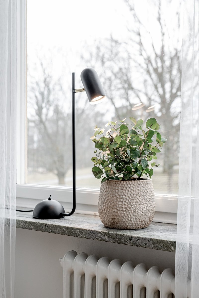 Swan 53cm Negro lámpara de mesa De Globen Lighting - La lámpara está hecha de metal negro con detalles de latón cepillado y tiene un cable textil negro de 200 cm de largo con interruptor.