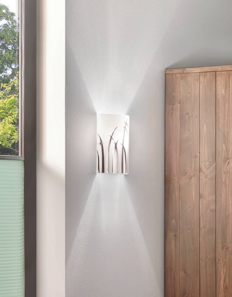 Rivato 25cm Blanco lámpara de pared De Eglo - Los detalles cromados en patr&oacute;n similar a la hierba crean una decoraci&oacute;n sutil y elegante en la superficie de vidrio esmerilado, que difunde una luz suave y agradable.