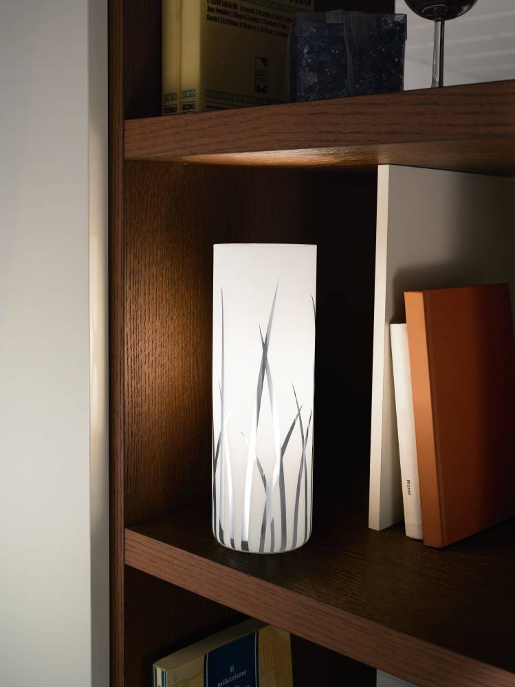 Rivato 26cm Blanco lámpara de mesa De Eglo - Los detalles cromados en patrón similar a la hierba crean una decoración sutil y elegante en la superficie de vidrio esmerilado, que difunde una luz suave y agradable.
