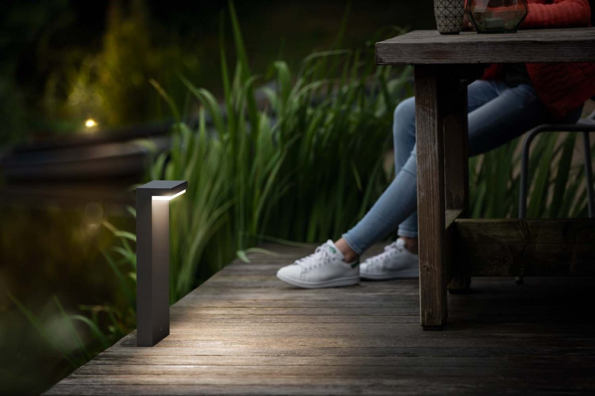 Bustan 40cm Antracita balizas De Philips - Las luminarias para exteriores de alta eficiencia Philips Bustan utilizan nuevas tecnologías innovadoras para reducir las emisiones de carbono, el desperdicio de materiales y el consumo de energía.