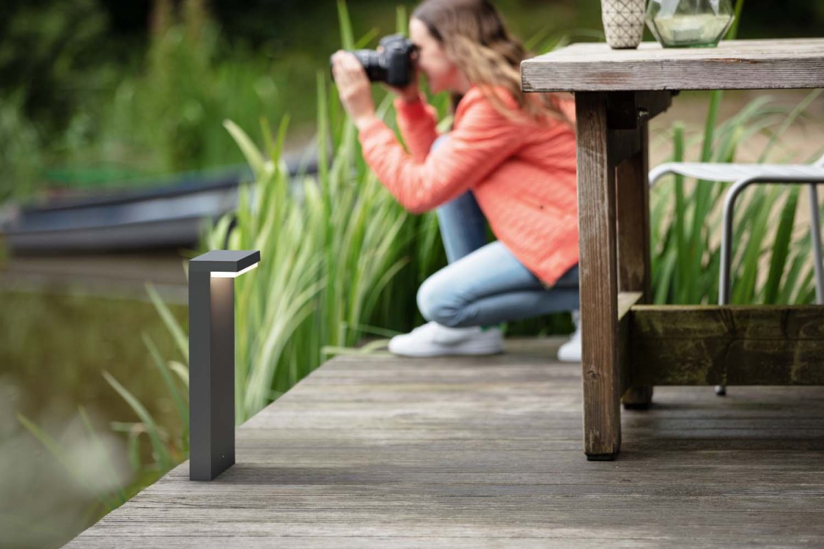 Bustan 40cm Antracita balizas De Philips - Las luminarias para exteriores de alta eficiencia Philips Bustan utilizan nuevas tecnologías innovadoras para reducir las emisiones de carbono, el desperdicio de materiales y el consumo de energía.