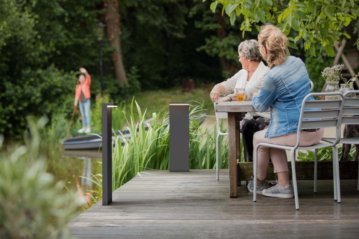 Bustan 77cm Antracita balizas De Philips - Las luminarias para exteriores de alta eficiencia Philips Bustan utilizan nuevas tecnologías innovadoras para reducir las emisiones de carbono, el desperdicio de materiales y el consumo de energía.