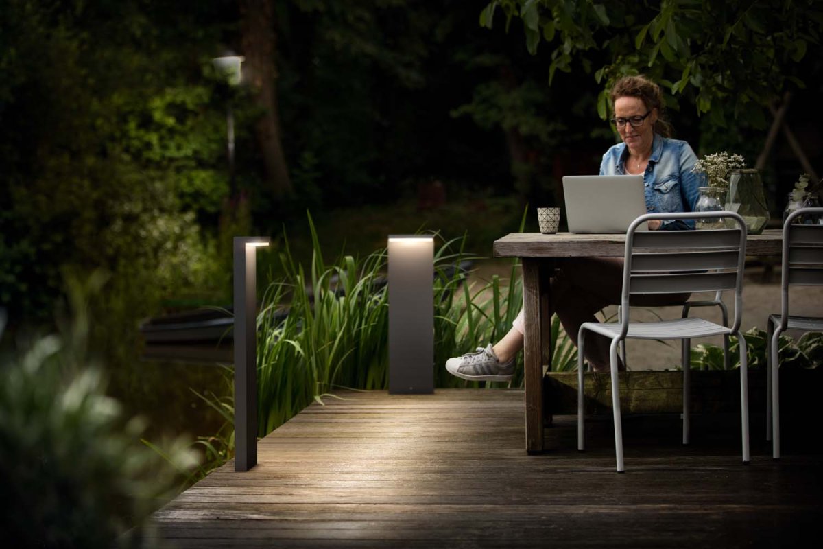 Bustan 77cm Antracita balizas De Philips - Las luminarias para exteriores de alta eficiencia Philips Bustan utilizan nuevas tecnologías innovadoras para reducir las emisiones de carbono, el desperdicio de materiales y el consumo de energía.