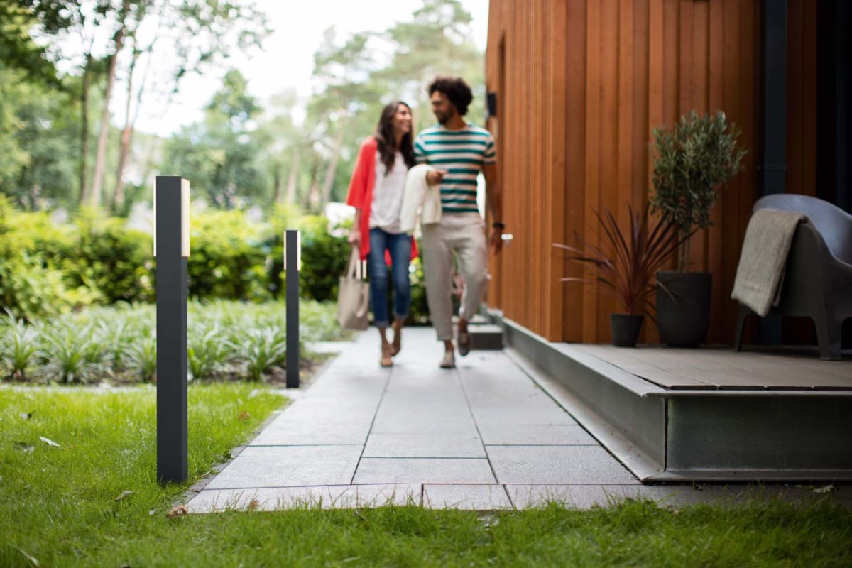 Stratosphere 77cm Antracita balizas De Philips - Las luminarias para exteriores ultraeficientes Philips Stratosphere utilizan nuevas tecnologías innovadoras para reducir las emisiones de carbono, el desperdicio de materiales y el consumo de energía.