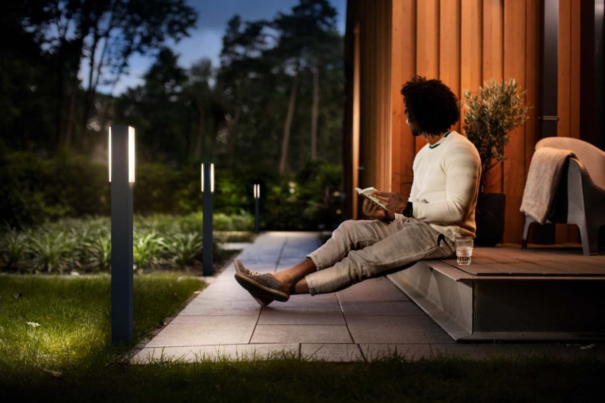 Stratosphere 77cm Antracita balizas De Philips - Las luminarias para exteriores ultraeficientes Philips Stratosphere utilizan nuevas tecnologías innovadoras para reducir las emisiones de carbono, el desperdicio de materiales y el consumo de energía.