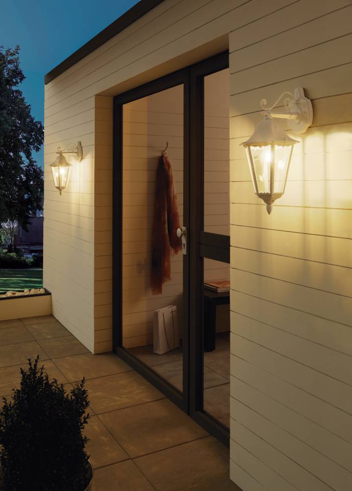 Navedo Blanco lámpara de exterior De Eglo - La pantalla transparente proporciona una luz suave y acogedora que crea un ambiente acogedor en la entrada o a lo largo de las aceras.