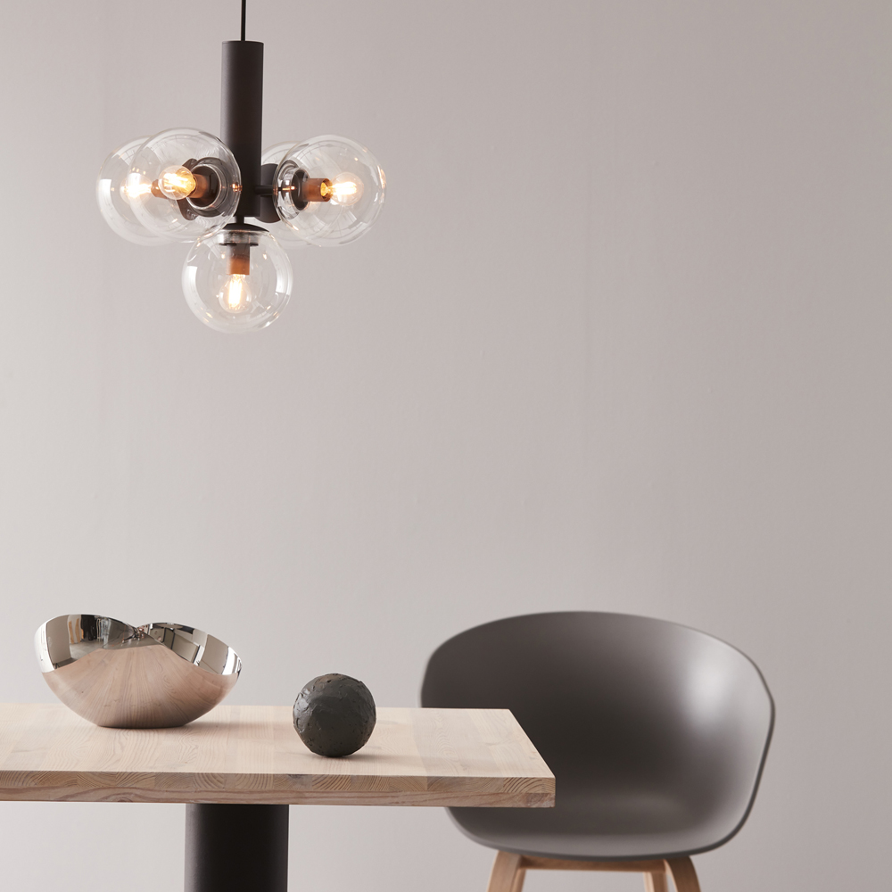 Avenue Ø43 Negro Lámpas de techo De CO Bankeryd - Avenue se adapta encima de la mesa del comedor, donde difunde una hermosa luz, o encima de la mesa de café para agregar estilo a la sala de estar.