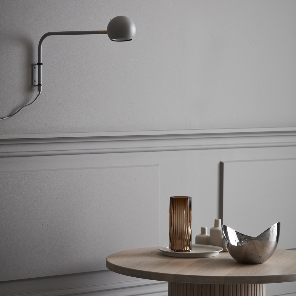 Yes! 45cm Gris lámpara de pared De CO Bankeryd - Disponible en varios colores y parte de una familia de productos que incluye lámparas de pared, de pie y de mesa.