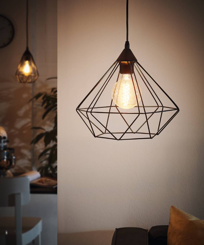 Tarbes Ø32 Negro Lámpas de techo De Eglo - Esta elegante lámpara colgante de metal negro tiene un diseño geométrico abierto que resalta la fuente de luz.
