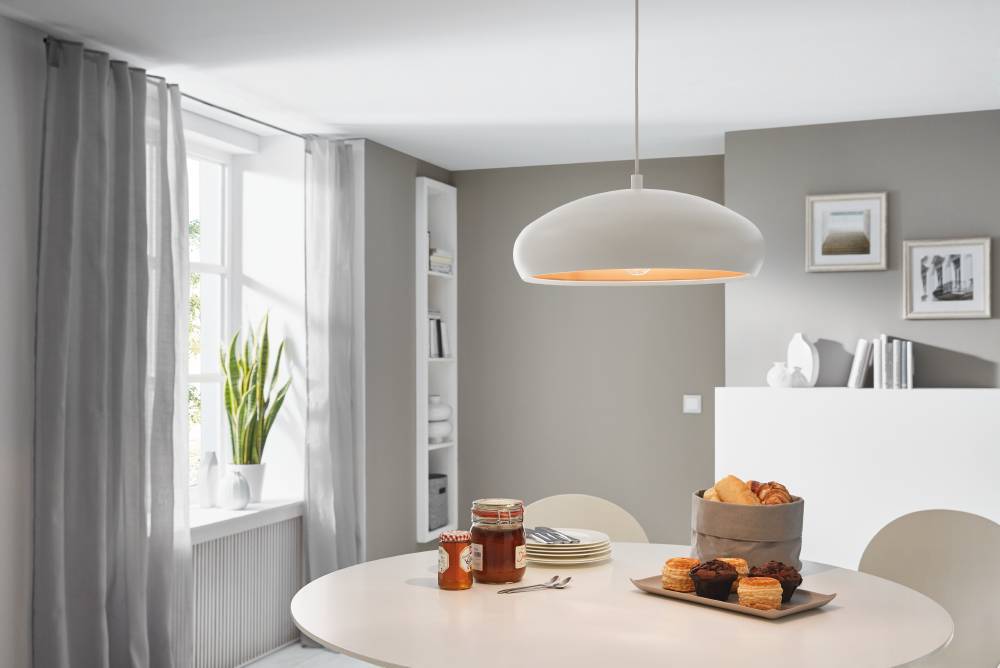 Mogano Ø40 Blanco Lámpas de techo De Eglo - El diseño minimalista hace que la lámpara se adapte fácilmente a diferentes estilos de interior y es una excelente opción para quienes buscan una solución de iluminación sutil pero elegante.