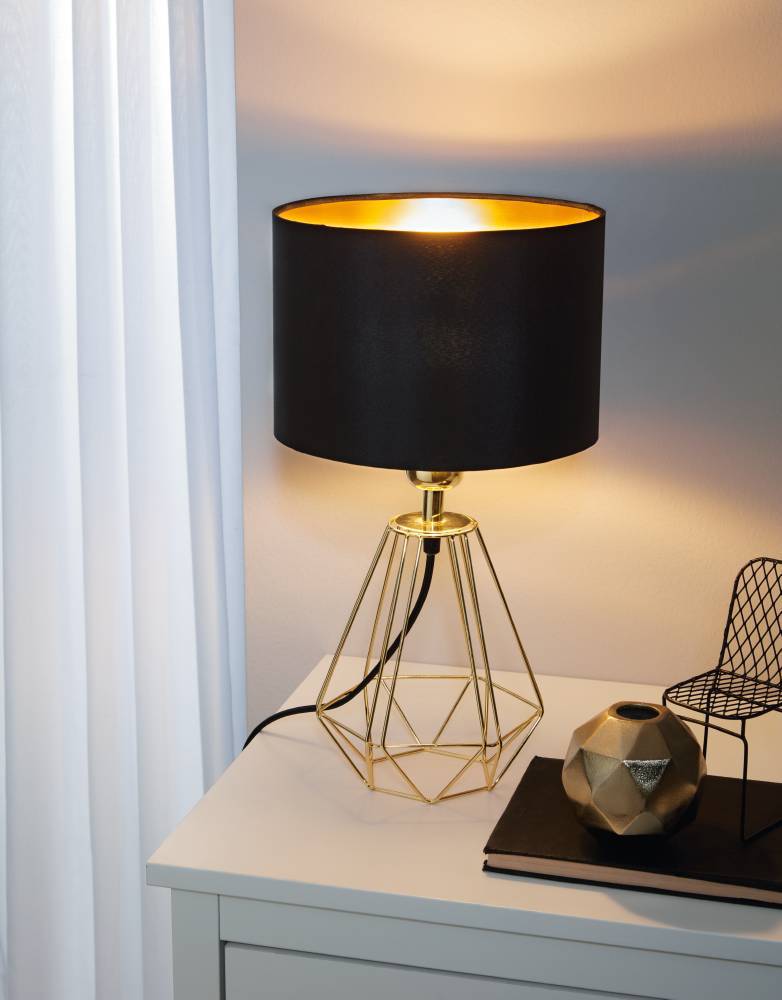 Carlton 30cm Latón lámpara de mesa De Eglo - Esta elegante l&aacute;mpara de mesa combina una pantalla negra con una base geom&eacute;trica de metal de color dorado, lo que le confiere un aspecto exclusivo y moderno.