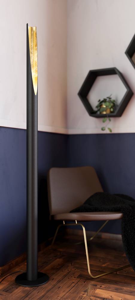 Barbotto Negro lámpara de pie De Eglo - Esta lámpara de pie es una obra maestra del diseño moderno con su base de metal negro y su interior dorado que refleja la luz de una manera cálida y agradable.