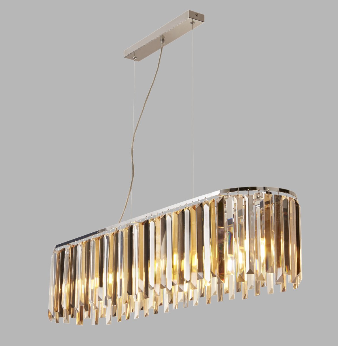 Clarissa 100cm Cromo Lámpas de techo De Searchlight - Una mezcla de gotas de cristal transparente, ámbar y ahumado cuelgan elegantemente sobre las velas, reflejando la luz sobre ellas.
