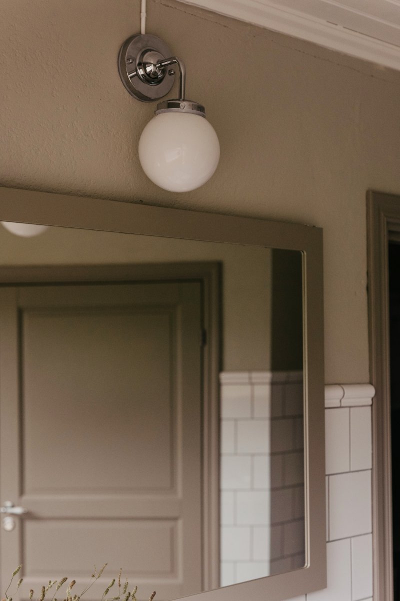 Alley 20cm Cromo/blanco lámpara de baño De Globen Lighting - Alley se integra perfectamente en la pared del baño o la cocina y cuenta con certificación IP44.