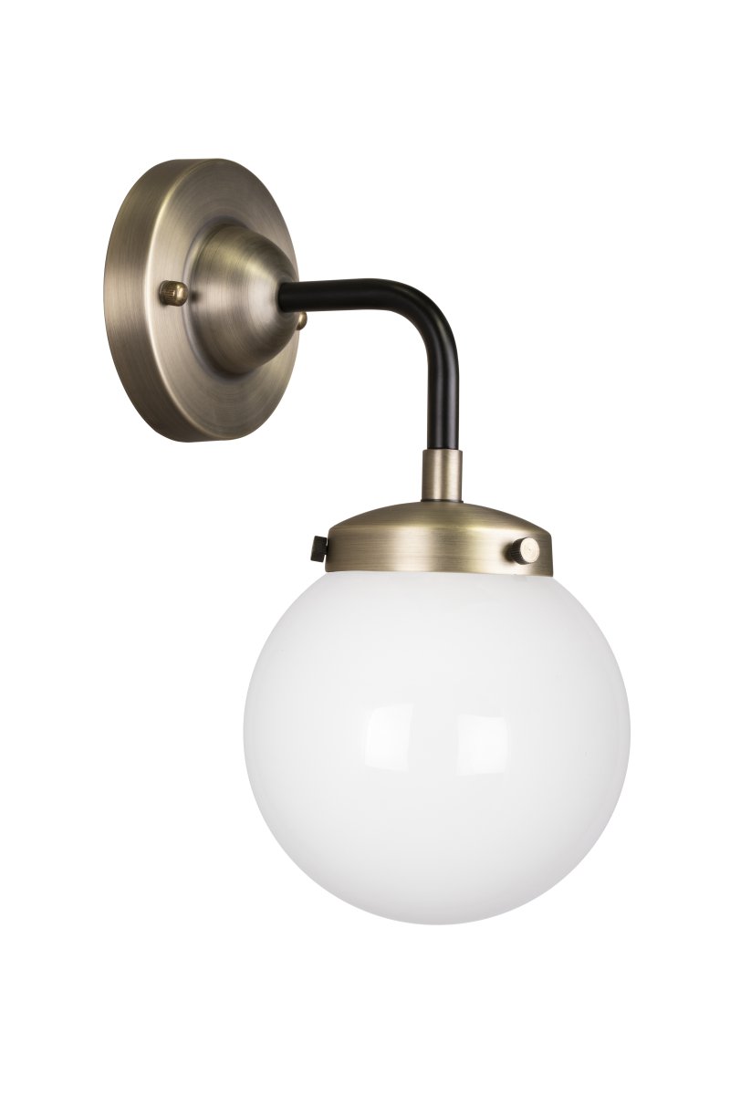 Alley 20cm Latón antiguo/blanco lámpara de baño De Globen Lighting - Alley se integra perfectamente en la pared del baño o la cocina y cuenta con certificación IP44.