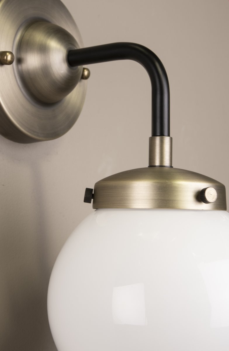 Alley 20cm Latón antiguo/blanco lámpara de baño De Globen Lighting - Alley se integra perfectamente en la pared del baño o la cocina y cuenta con certificación IP44.