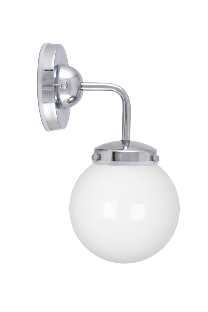 Alley 20cm Cromo/blanco lámpara de baño De Globen Lighting - Alley se integra perfectamente en la pared del baño o la cocina y cuenta con certificación IP44.