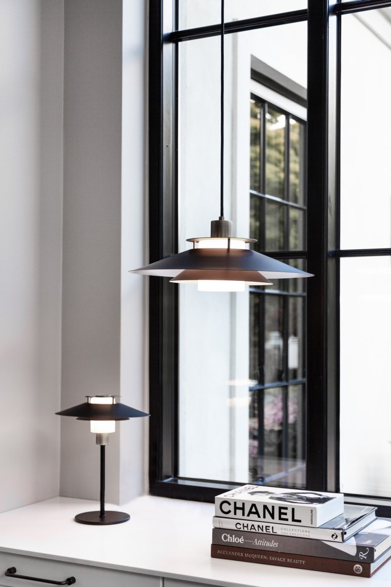 Rivoli 33cm Cobre lámpara de mesa De Halo Design - La l&aacute;mpara de mesa Rivoli es una soluci&oacute;n de iluminaci&oacute;n elegante y sofisticada que combina un dise&ntilde;o moderno con materiales atemporales.