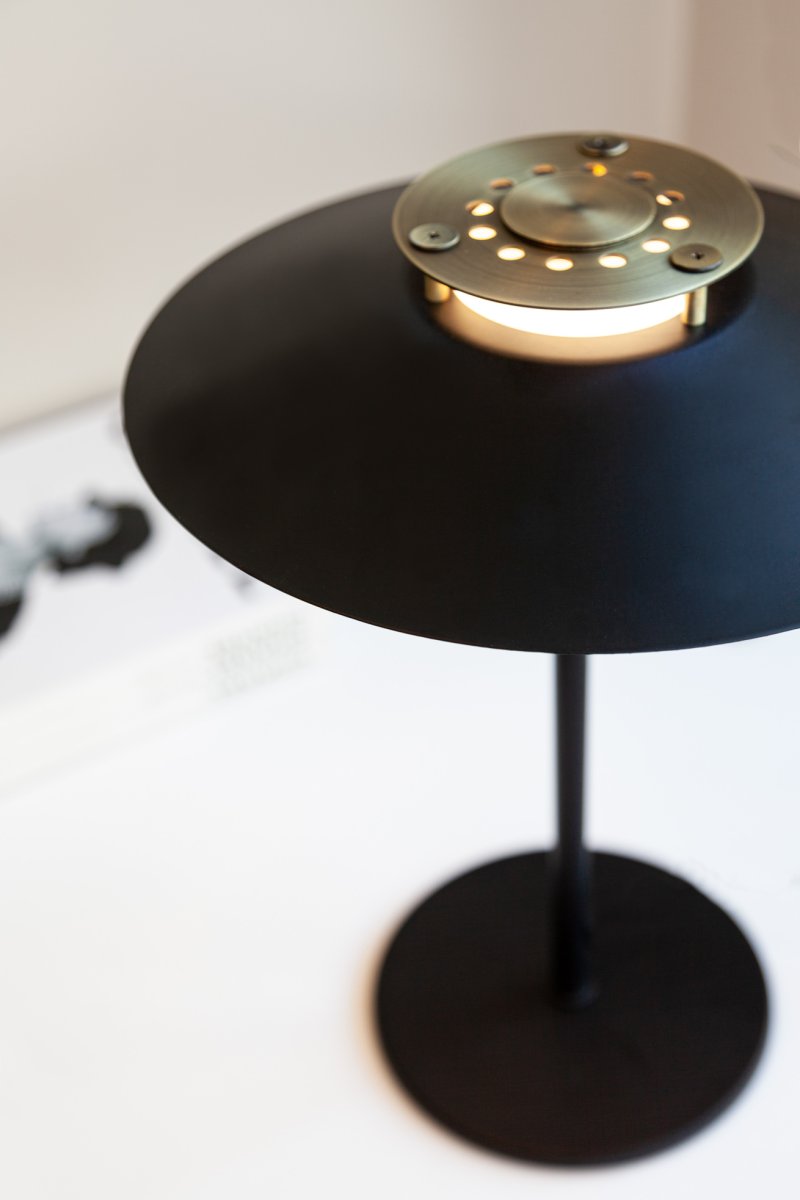 Rivoli 33cm Cobre lámpara de mesa De Halo Design - La l&aacute;mpara de mesa Rivoli es una soluci&oacute;n de iluminaci&oacute;n elegante y sofisticada que combina un dise&ntilde;o moderno con materiales atemporales.