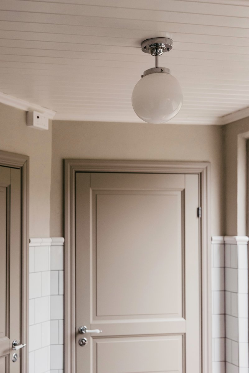 Alley Ø20 Cromo/blanco lámpara de baño De Globen Lighting - Alley se integra perfectamente en el techo del baño y cuenta con clasificación IP44.