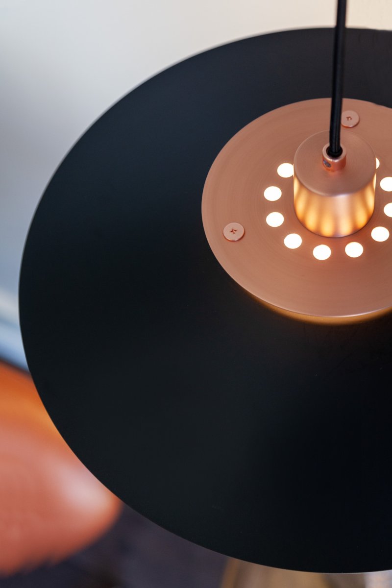 Rivoli Ø40 Cobre Lámpas de techo De Halo Design - La lámpara de techo Rivoli es una fuente de luz elegante y moderna que realza su interior con su diseño atemporal.