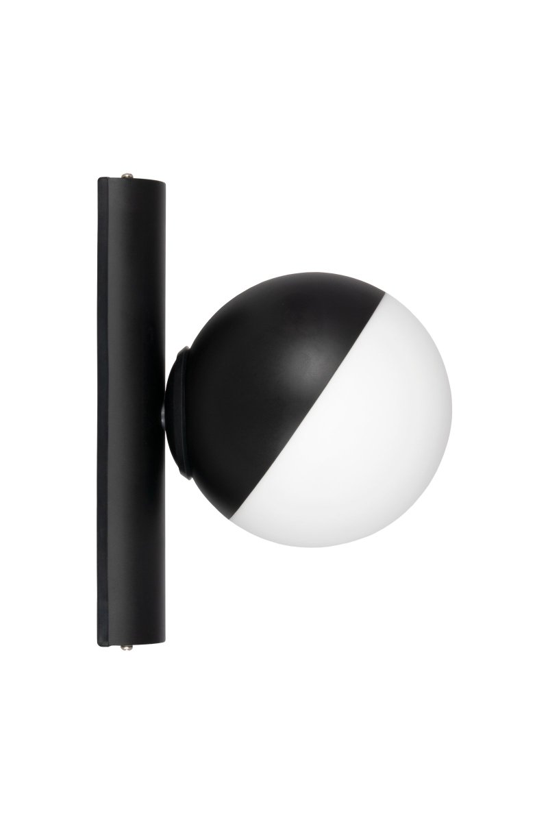 Contur Ø15 Negro lámpara de baño De Globen Lighting - La l&aacute;mpara de pared Contur es una l&aacute;mpara gr&aacute;fica que se integra perfectamente en un ambiente moderno.