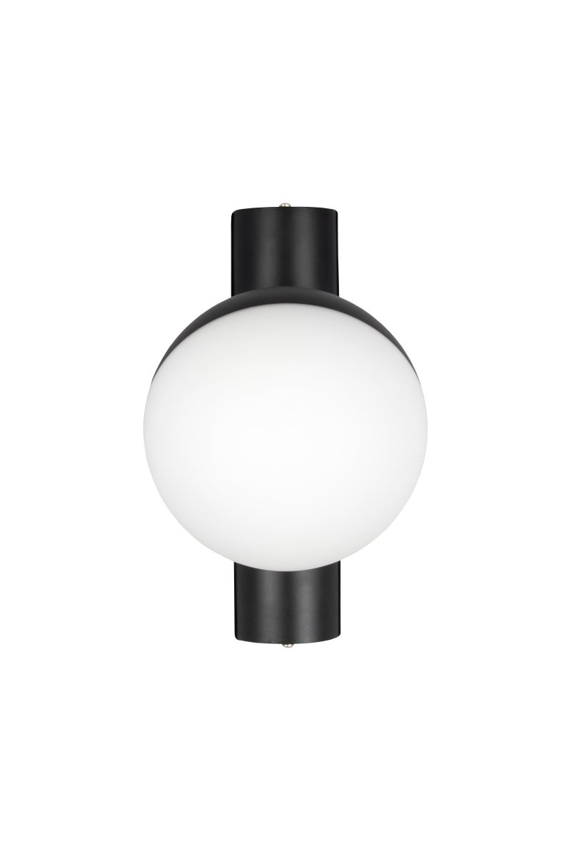 Contur Ø15 Negro lámpara de baño De Globen Lighting - La l&aacute;mpara de pared Contur es una l&aacute;mpara gr&aacute;fica que se integra perfectamente en un ambiente moderno.