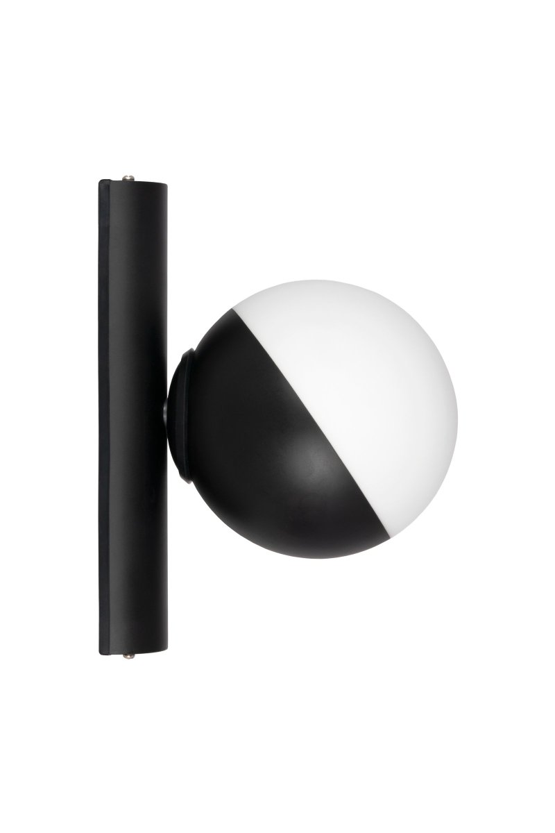 Contur Ø15 Negro lámpara de baño De Globen Lighting - La l&aacute;mpara de pared Contur es una l&aacute;mpara gr&aacute;fica que se integra perfectamente en un ambiente moderno.