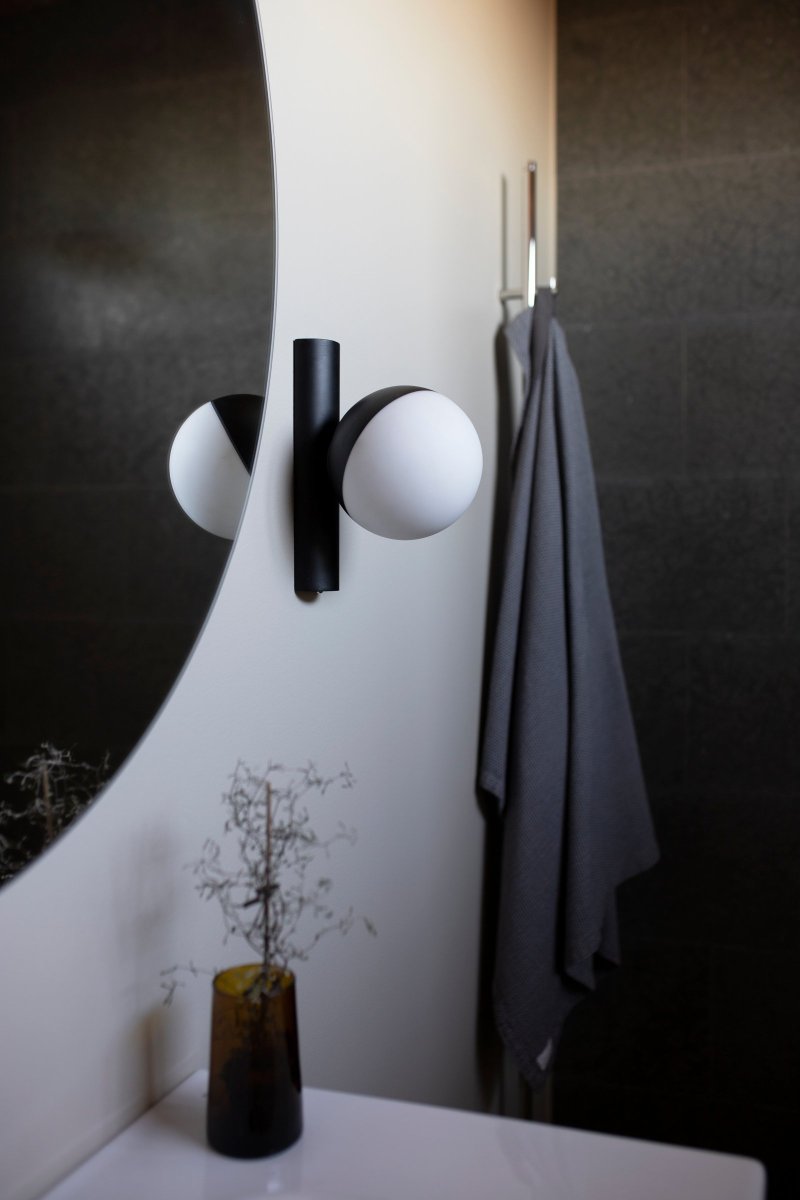 Contur Ø15 Negro lámpara de baño De Globen Lighting - La l&aacute;mpara de pared Contur es una l&aacute;mpara gr&aacute;fica que se integra perfectamente en un ambiente moderno.