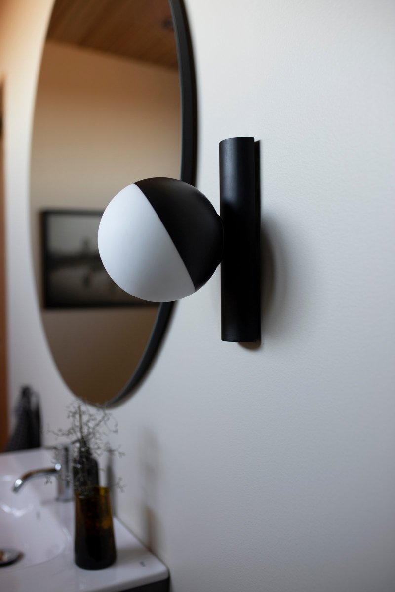Contur Ø15 Negro lámpara de baño De Globen Lighting - La l&aacute;mpara de pared Contur es una l&aacute;mpara gr&aacute;fica que se integra perfectamente en un ambiente moderno.