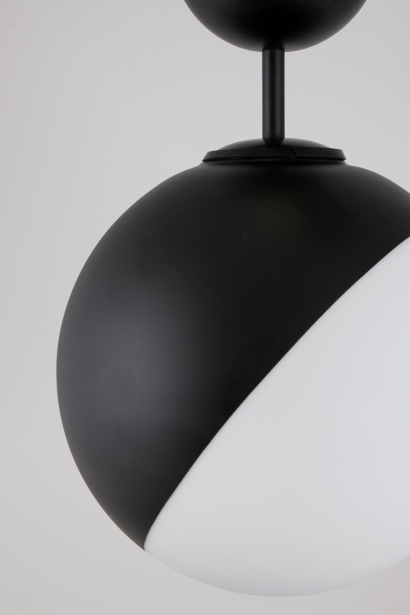 Contur Ø25 Negro lámpara de baño De Globen Lighting - La l&aacute;mpara de techo Contur es una l&aacute;mpara gr&aacute;fica que se integra perfectamente en un ambiente moderno.
