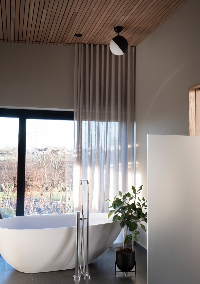 Contur Ø25 Negro lámpara de baño De Globen Lighting - La l&aacute;mpara de techo Contur es una l&aacute;mpara gr&aacute;fica que se integra perfectamente en un ambiente moderno.