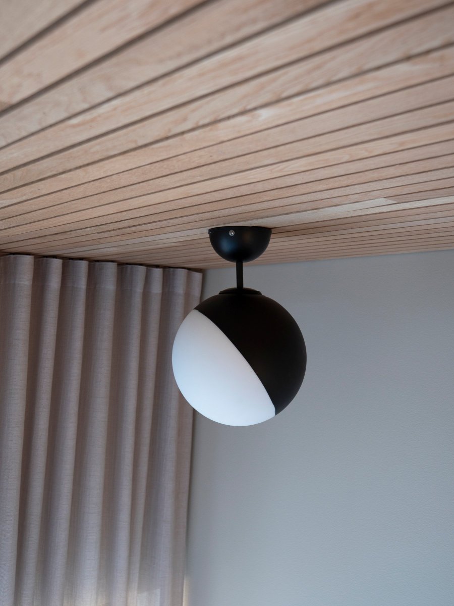 Contur Ø25 Negro lámpara de baño De Globen Lighting - La l&aacute;mpara de techo Contur es una l&aacute;mpara gr&aacute;fica que se integra perfectamente en un ambiente moderno.