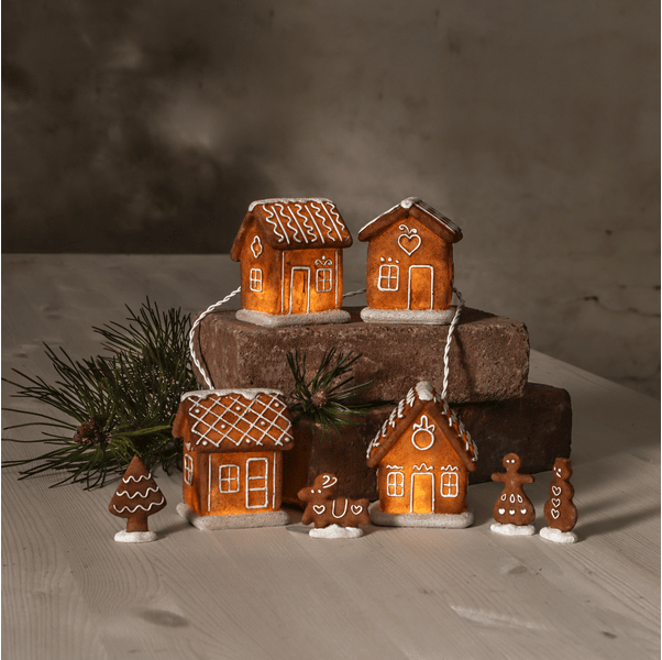 Gingerville Marrón De Star Trading - El set consta de 4 casitas de jengibre peque&ntilde;as con 4 figuras.