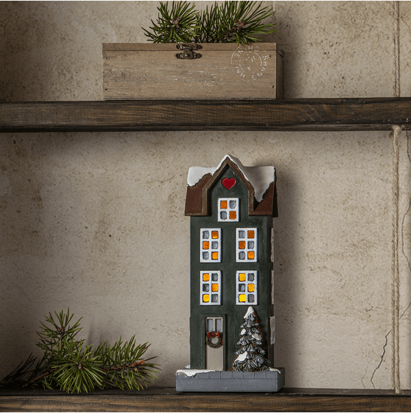 Hus 25cm Verde De Star Trading - Farol de casa verde con una c&aacute;lida luz amarilla que se cuela por las ventanas.